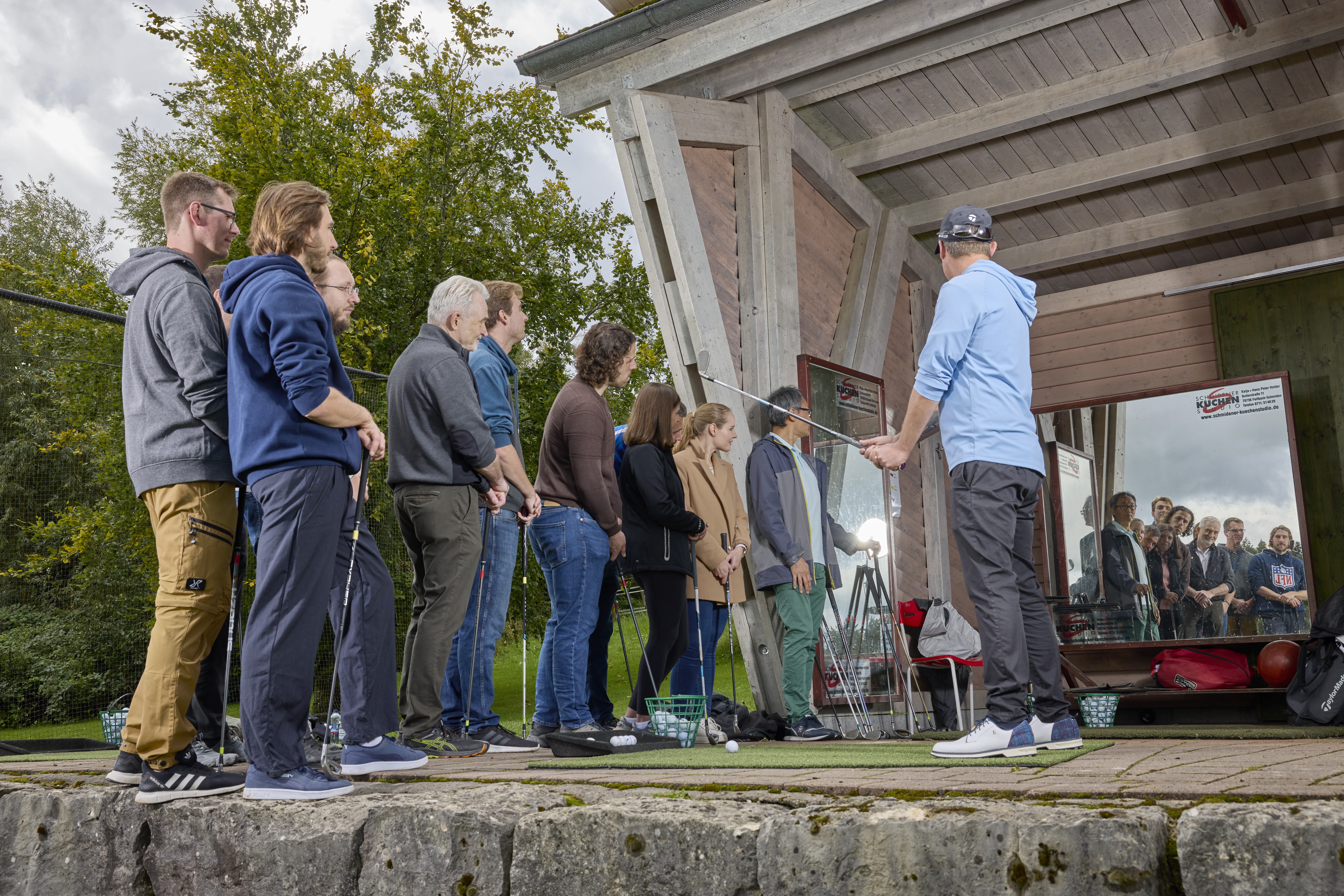 Golfleherer weist Golfspieler ein