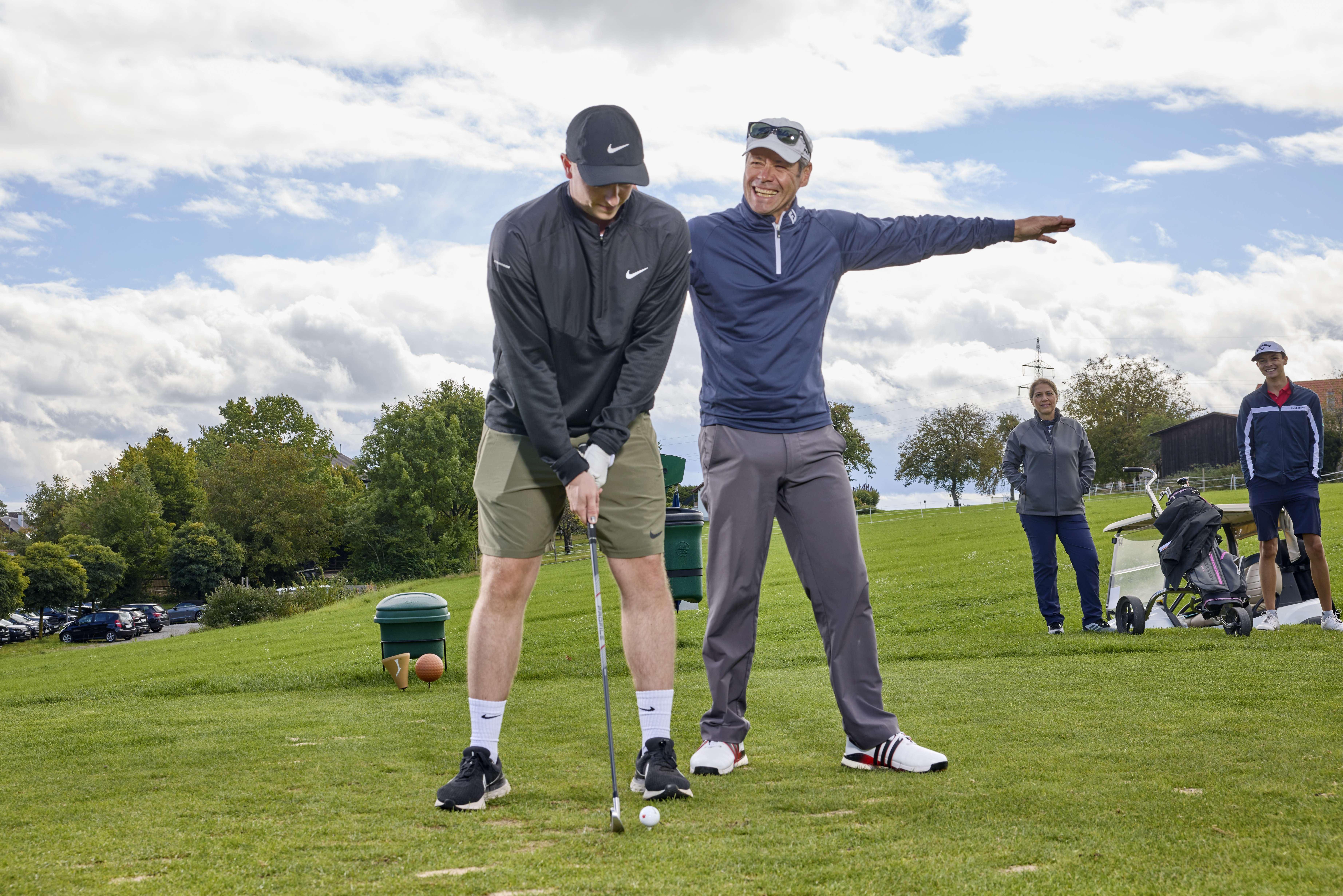Golfleherer weist Golfspieler ein