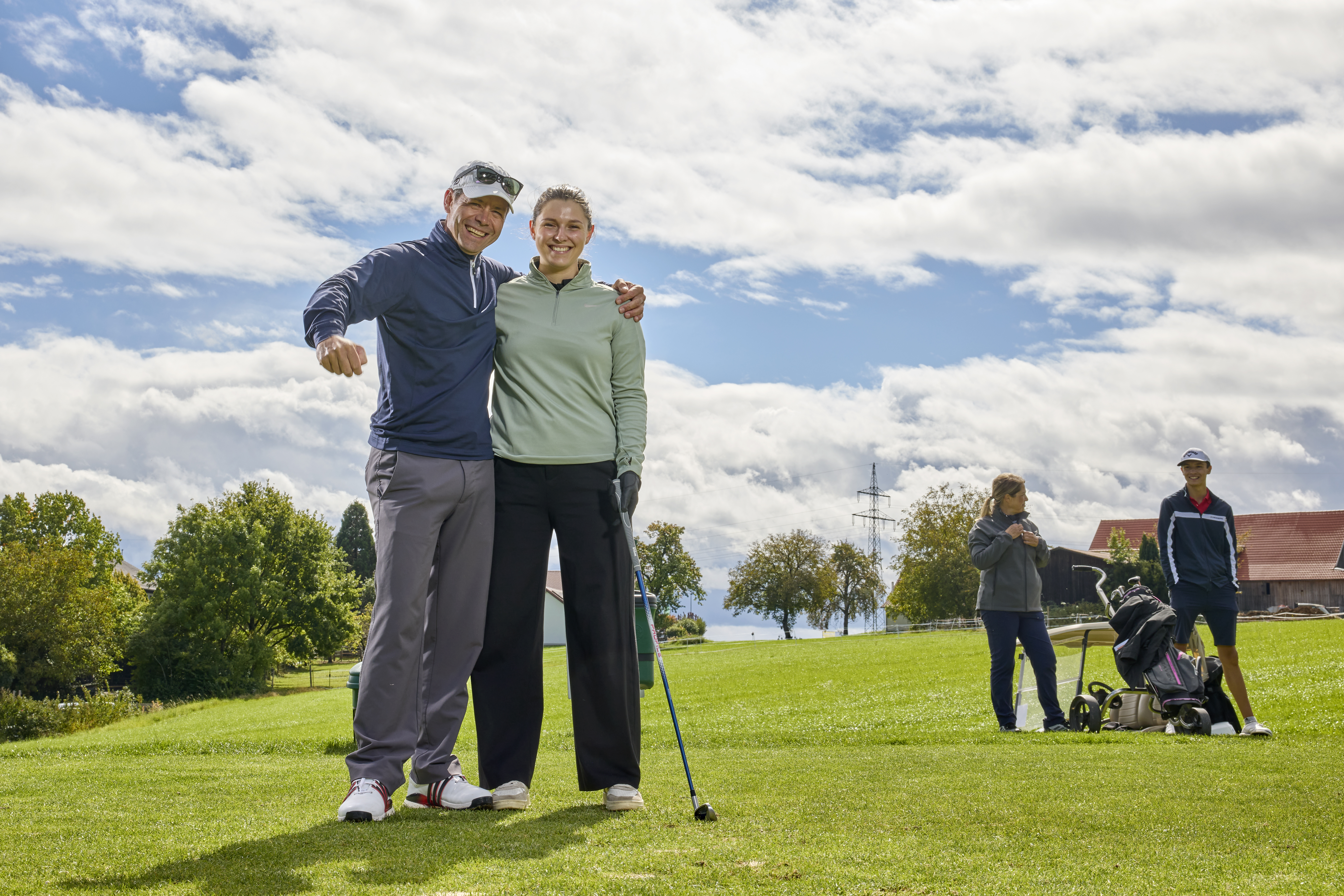 Golfleherer weist Golfspieler ein
