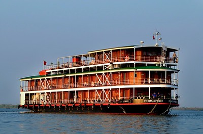 Ein großes Holzboot, welches auf dem Wasser schwimmt