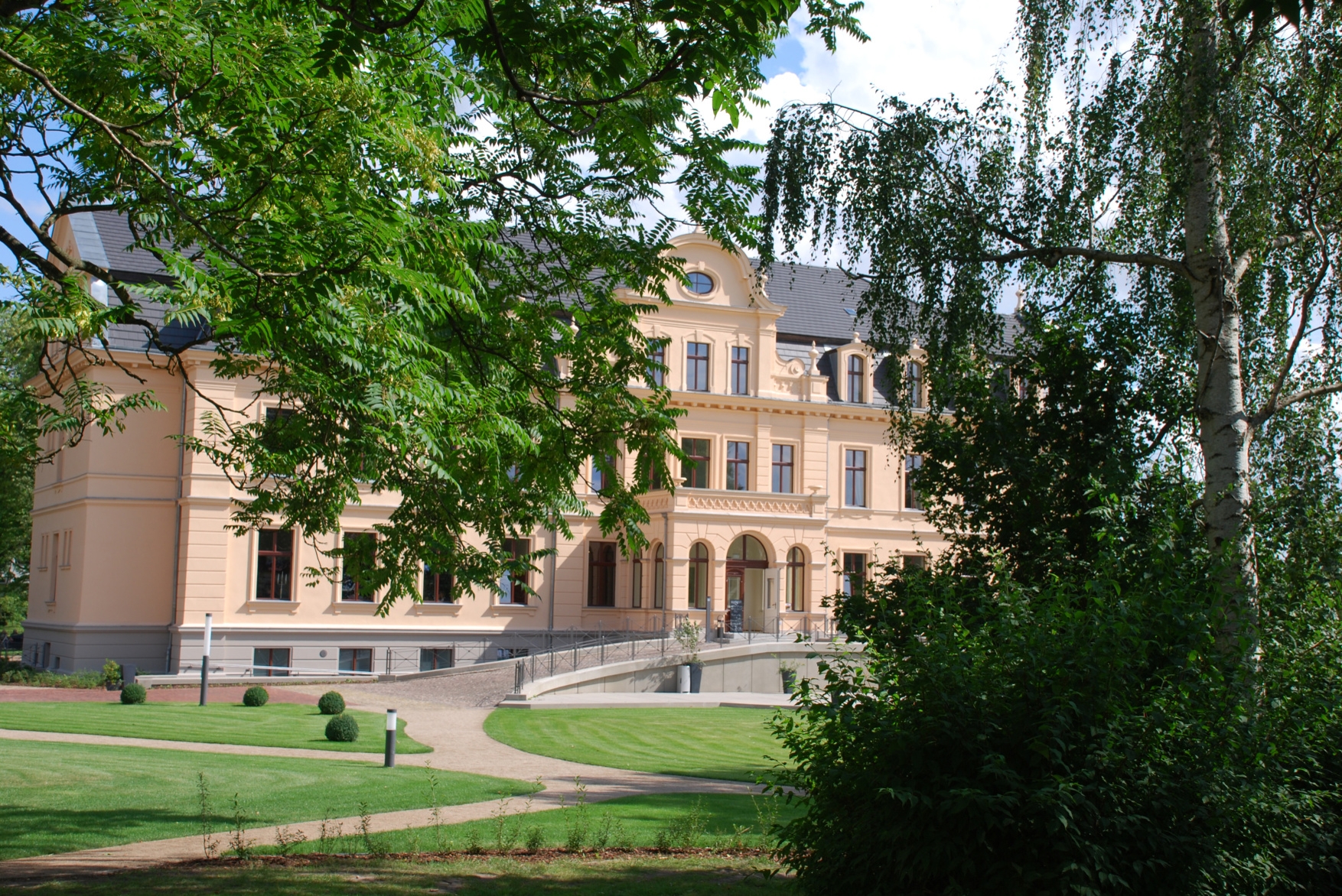 Schloss Ribbeck in Havelland, mit Bäumen im Vordergrund