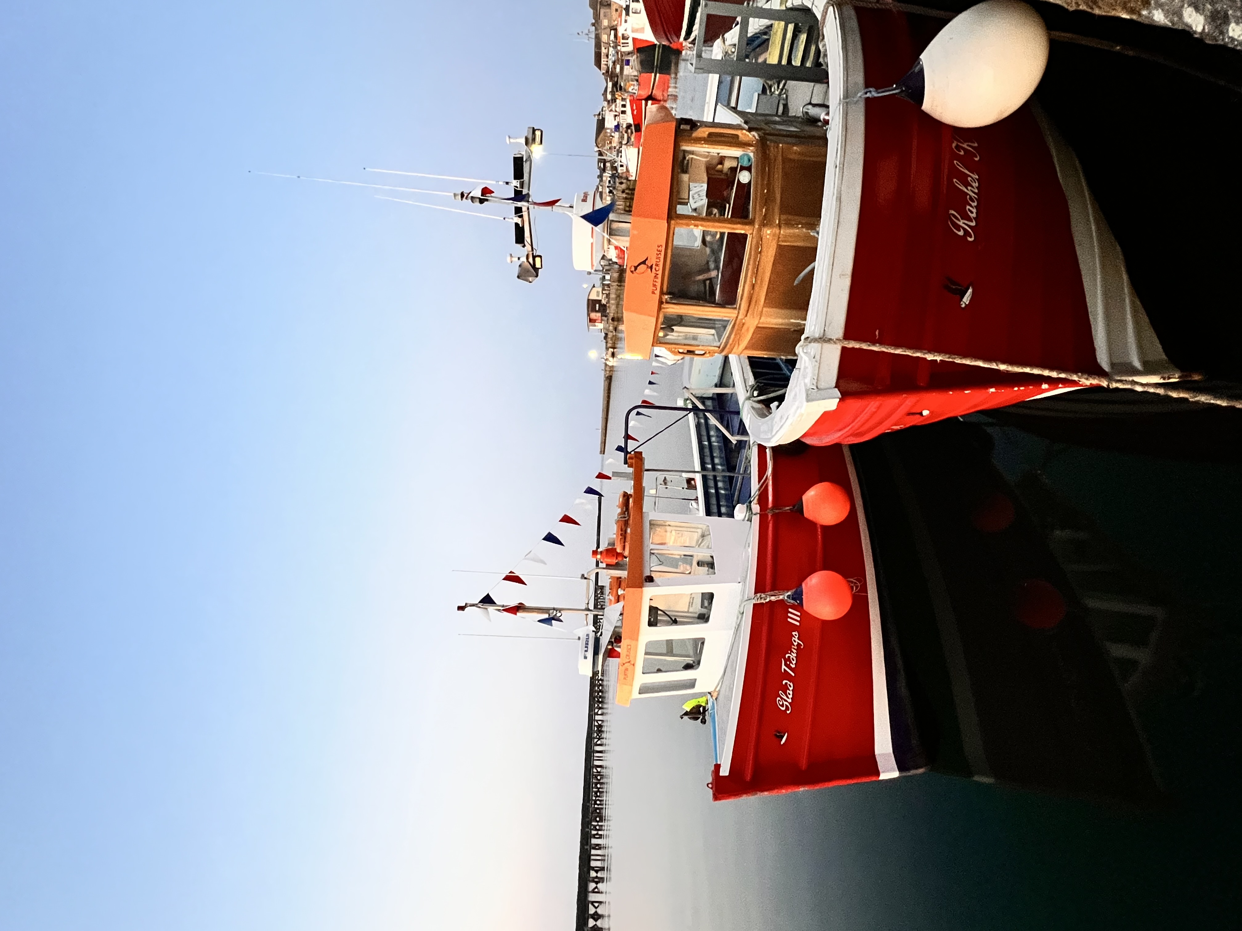 Zwei kleine rote Schiffe im Wasser am Hafen