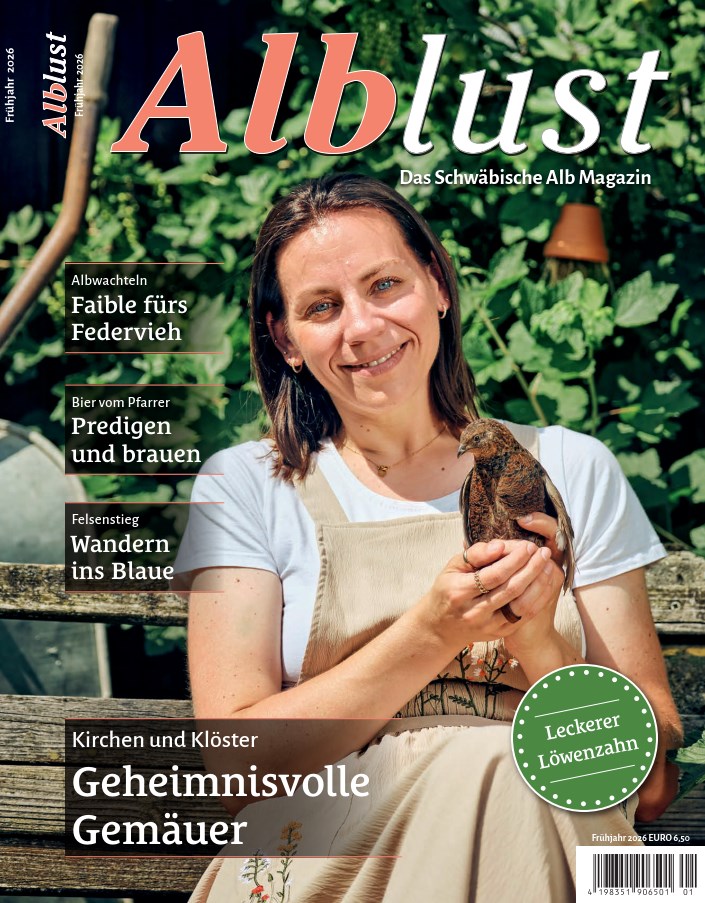 Cover Alblust, eine Frau hält einen Vogel in der Hand