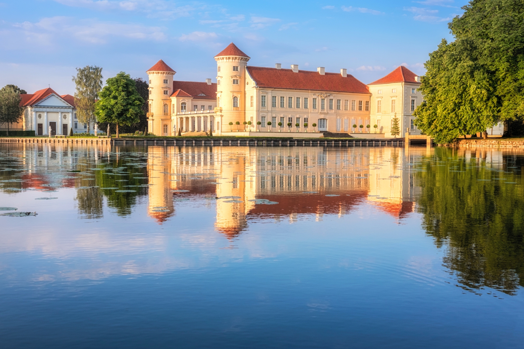 Ein Schloss mit einem See im Vordergrund