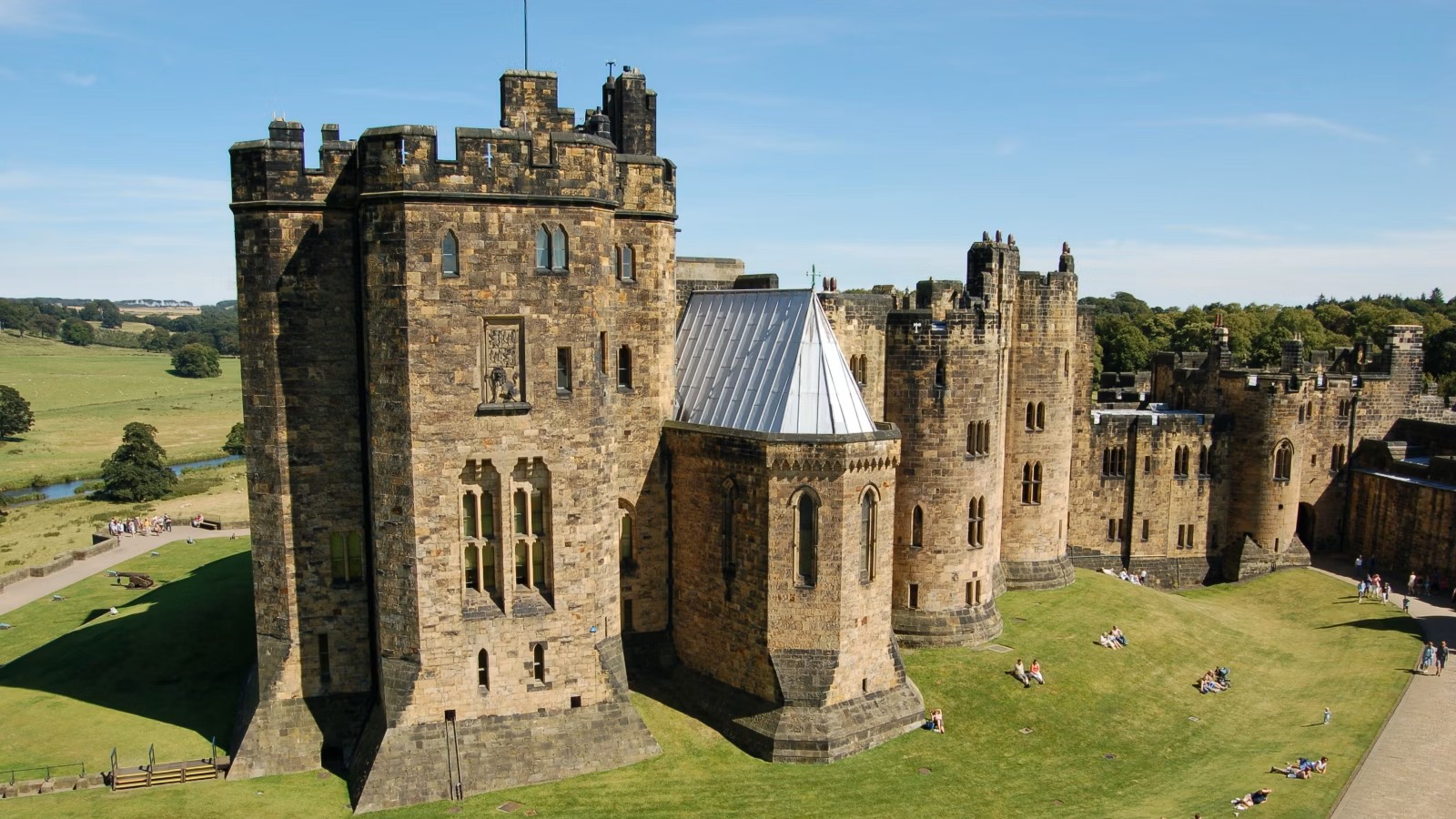 Ein altes Schloss in Großbritannien im Sonnenschein