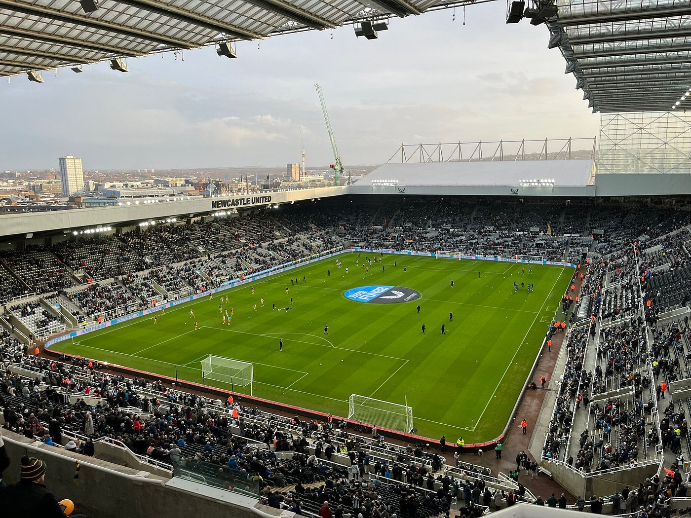 Ein gefülltes Fußballstadion von oben