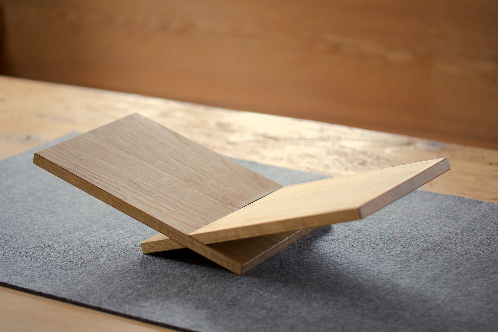 Weinliege aus Holz auf einem Tisch