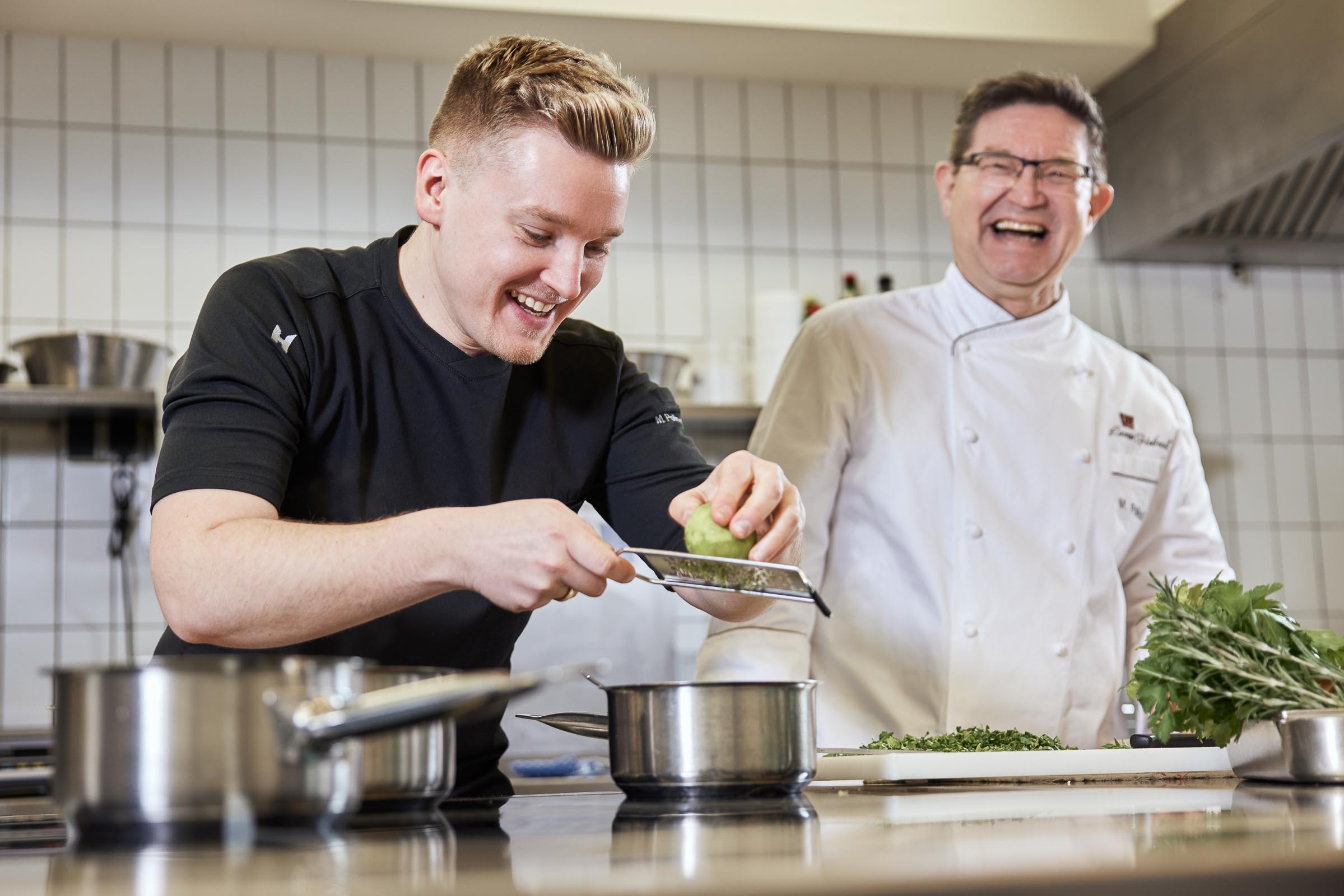 Herr Polinski und sein Sohn beim Kochen am Herd