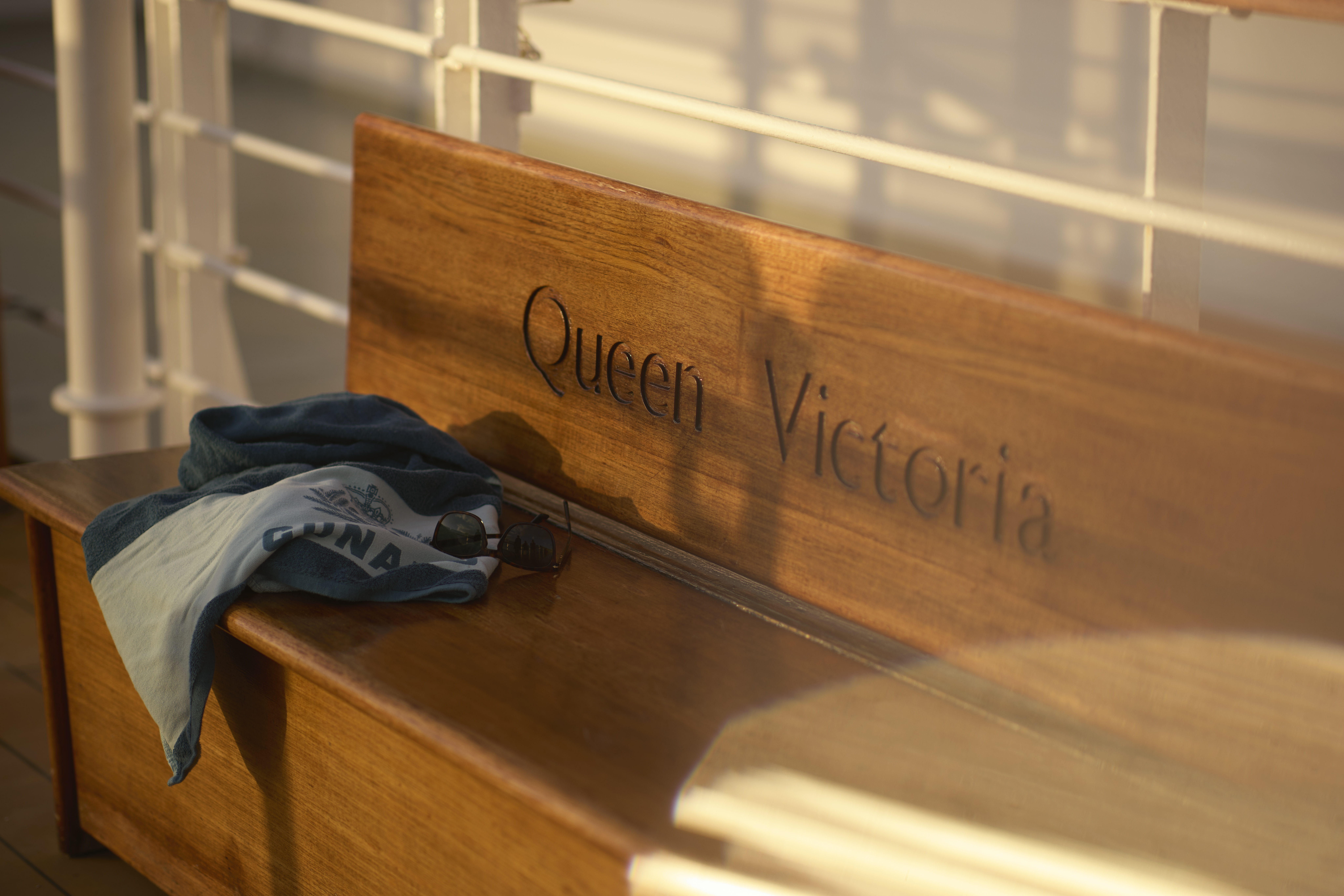 Eine Holzbank mit der Aufschrift Queen Victoria