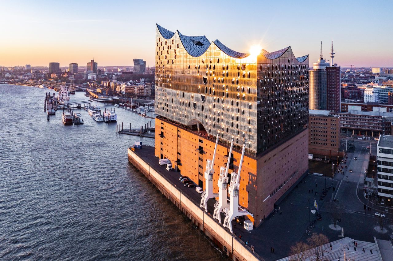Die Elbphilharmonie bei Sonnenuntergang