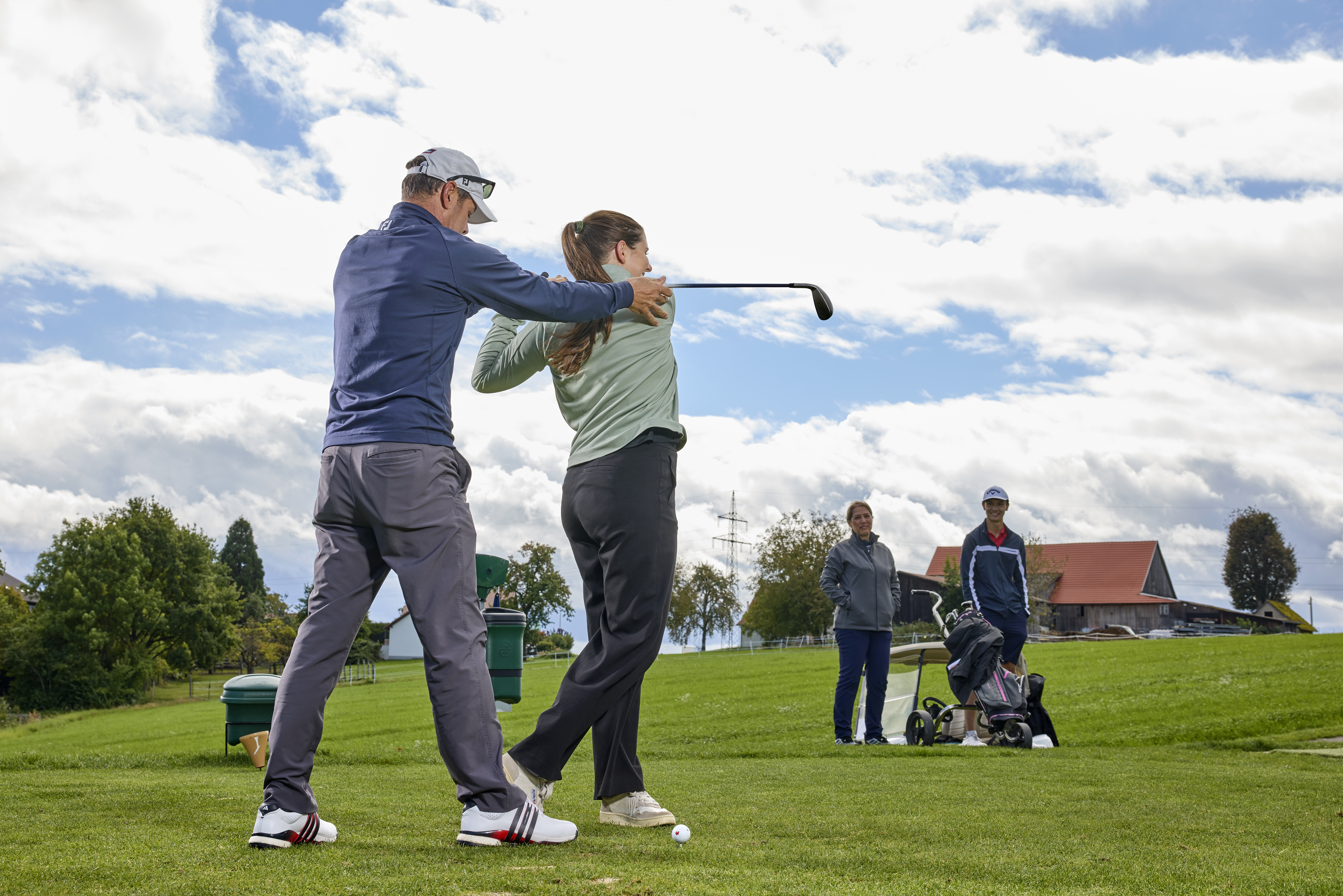 Golfleherer weist Golfspieler ein